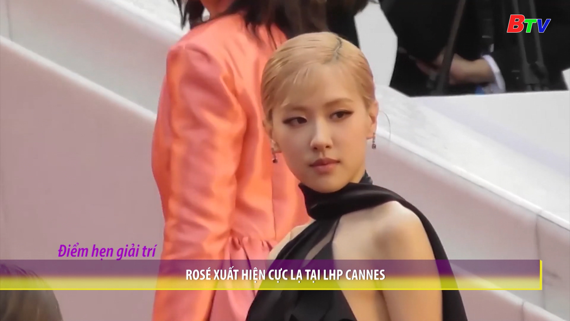 Rosé xuất hiện cực lạ tại LHP Cannes